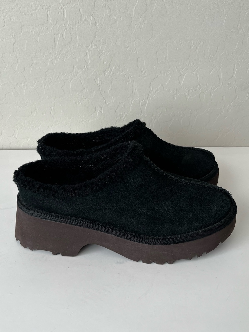 UGG New Heights Platform Cozy Clog Slippers Black Shearling Lined Women’s 9 - Picture 4 of 9